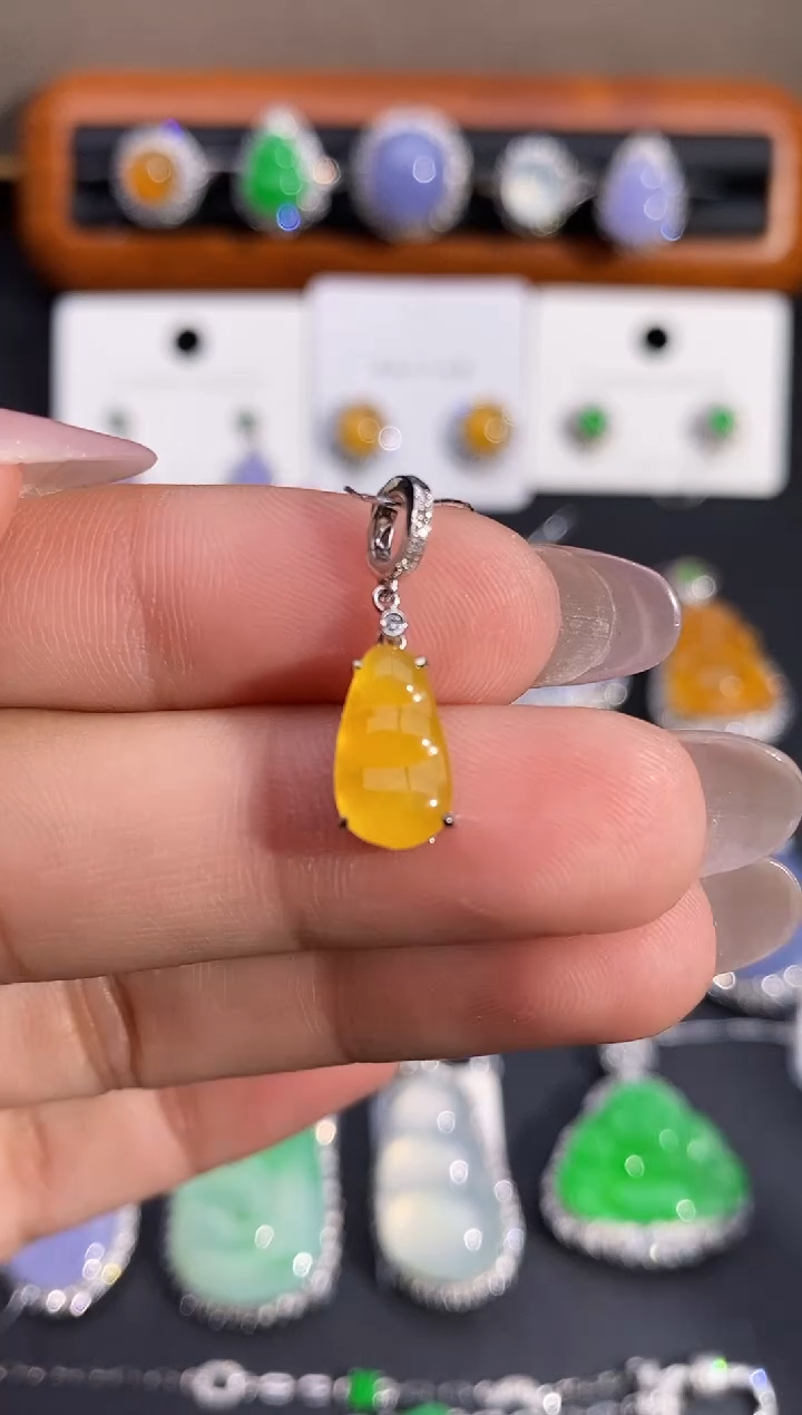 【闪购商品】翡翠颈饰18K金镶嵌吊坠