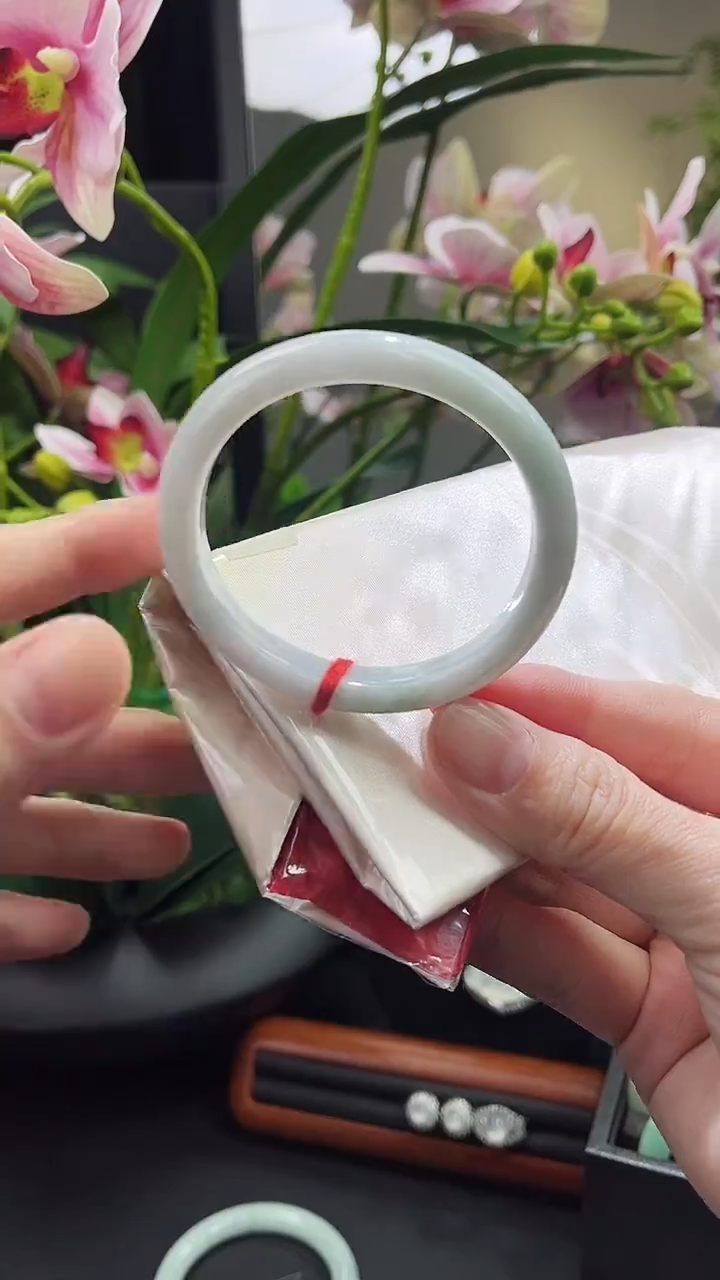 【闪购商品】翡翠手镯未镶嵌贵妃