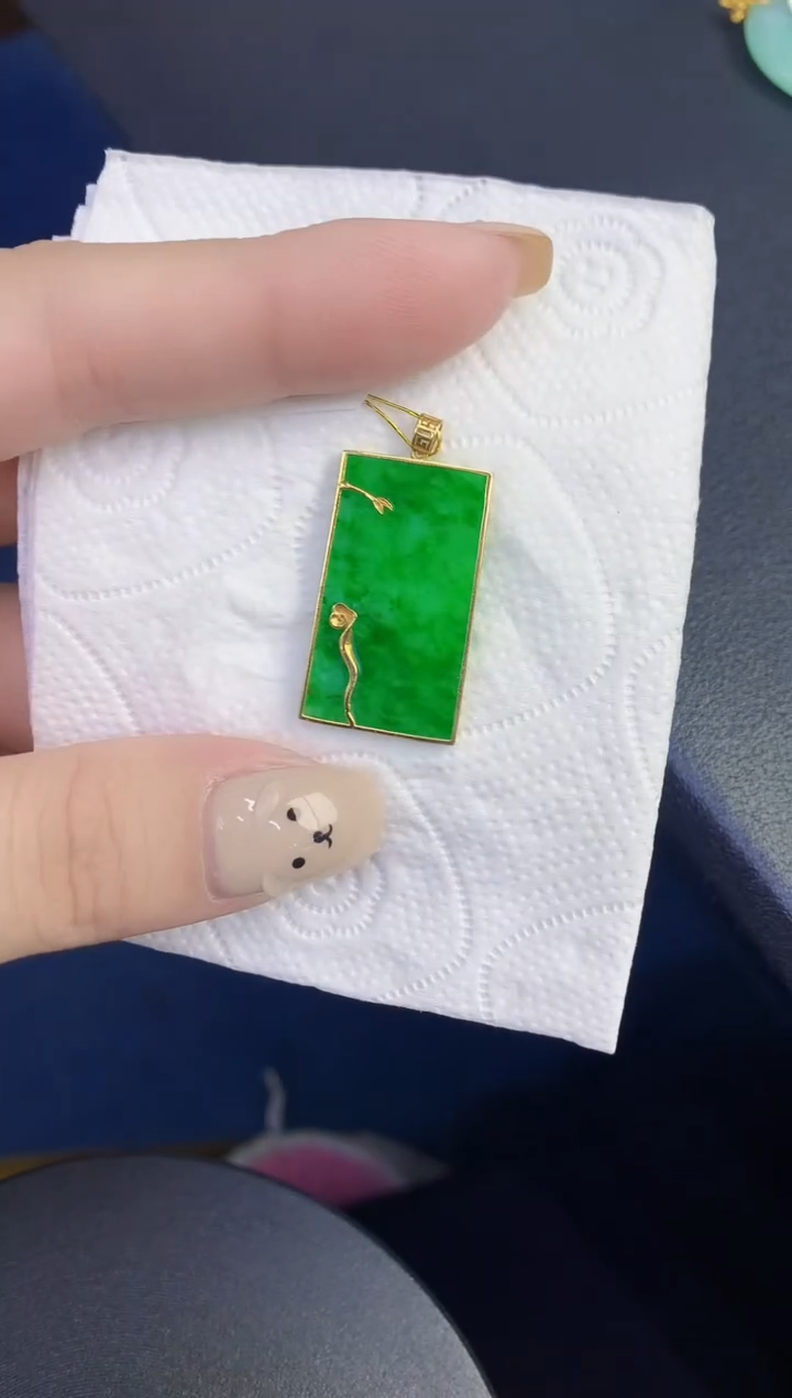 颈饰18K金镶嵌翡翠缅甸天然翡翠A货