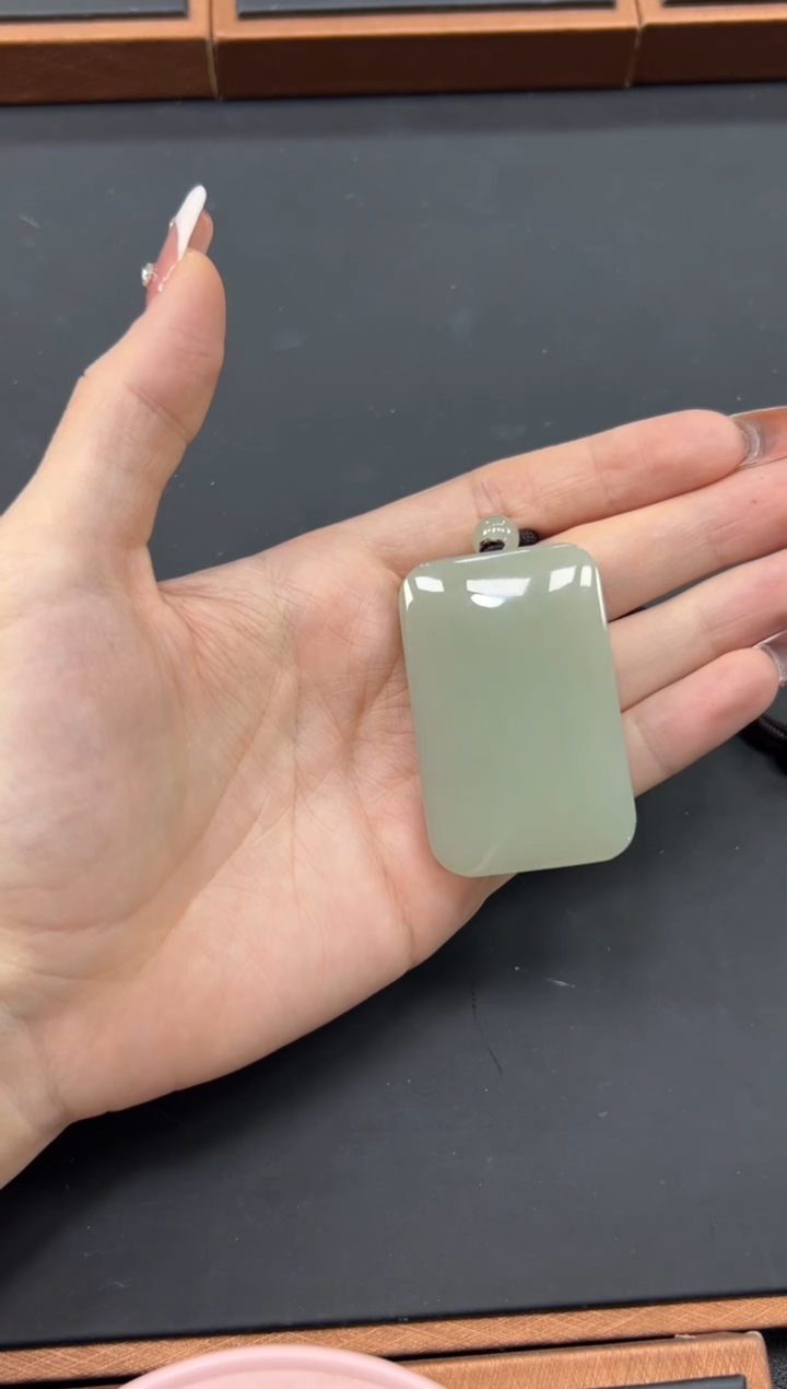 【闪购商品】和田玉吊坠(赠链)未镶嵌且末微色差近矿吊坠