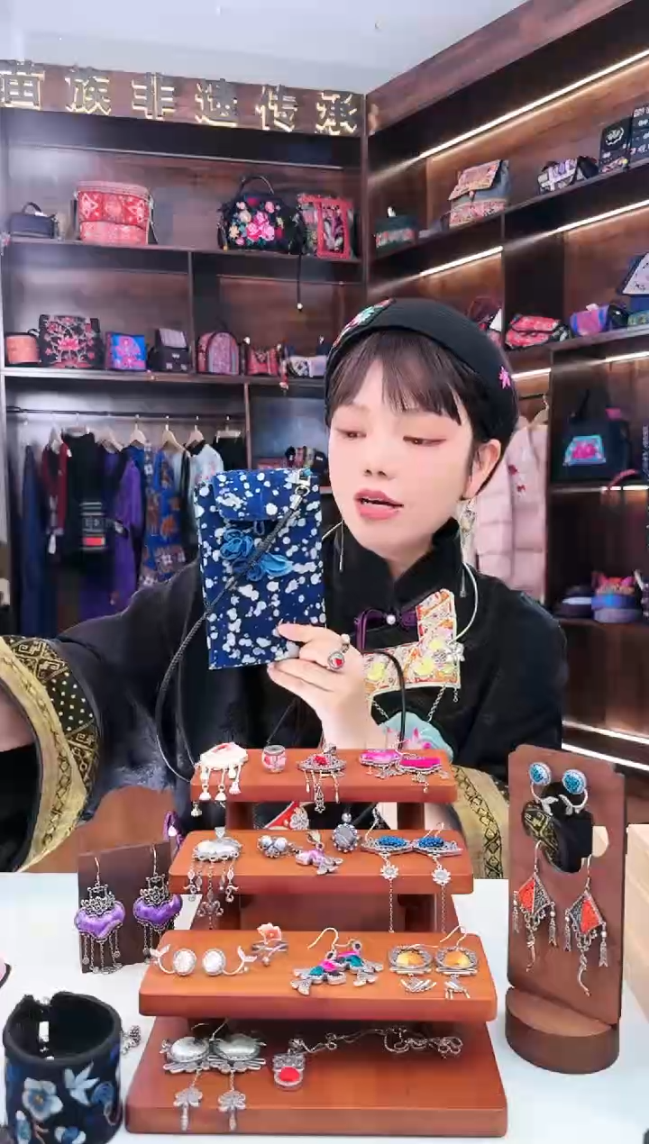 【闪购商品】织绣L9蚩梦苗族古绣