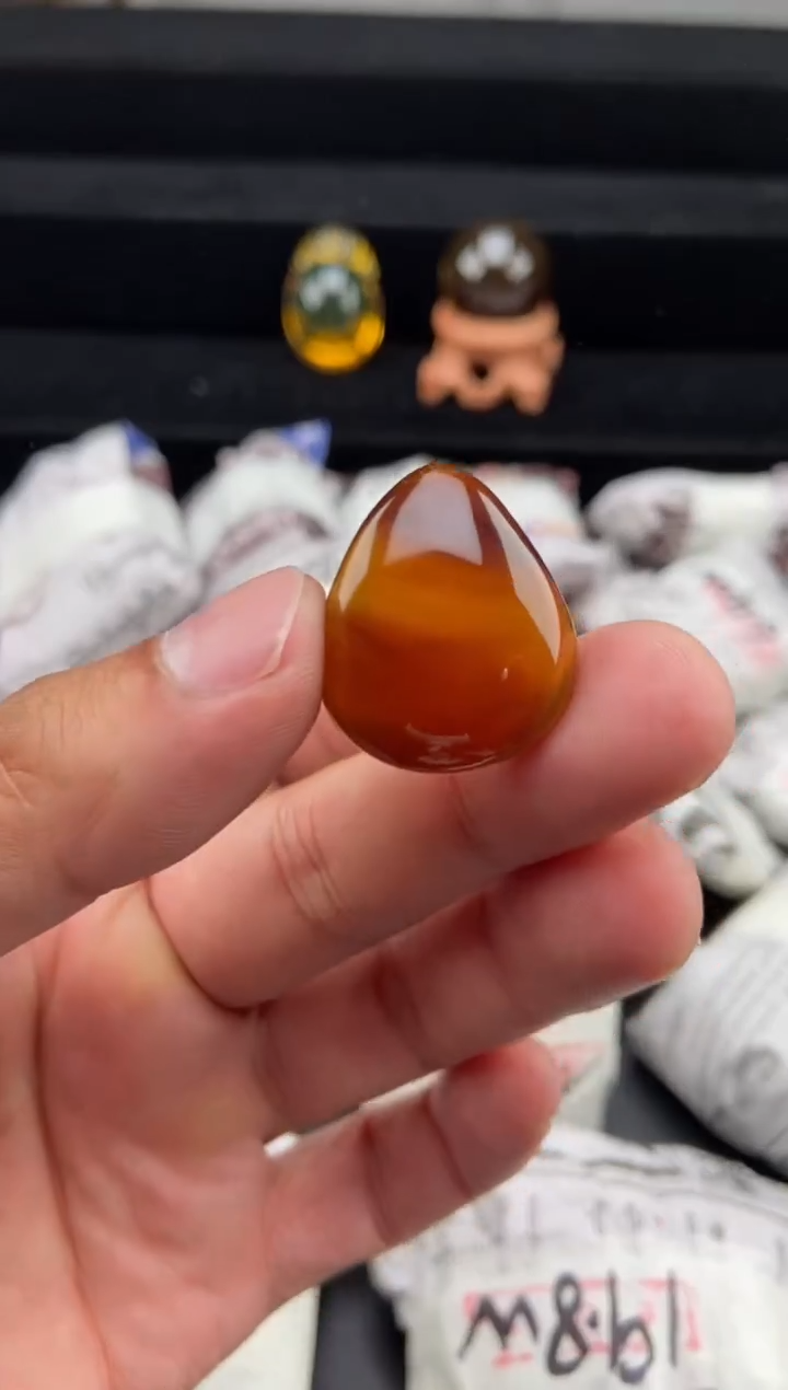 琥珀颈饰未镶嵌金棕红水滴吊坠
