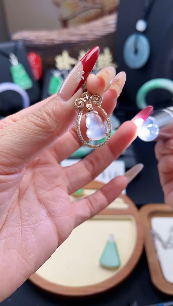 【闪购商品】翡翠颈饰18K金镶嵌翡翠吊坠