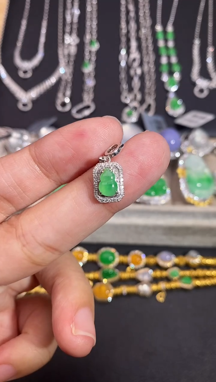 颈饰18K金镶嵌翡翠吊坠