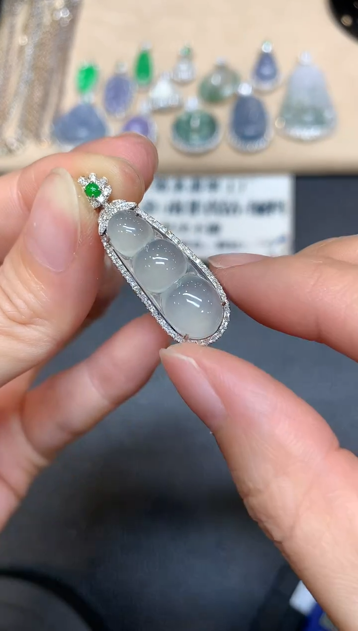 【闪购商品】翡翠颈饰18K金镶嵌福豆【无服务费