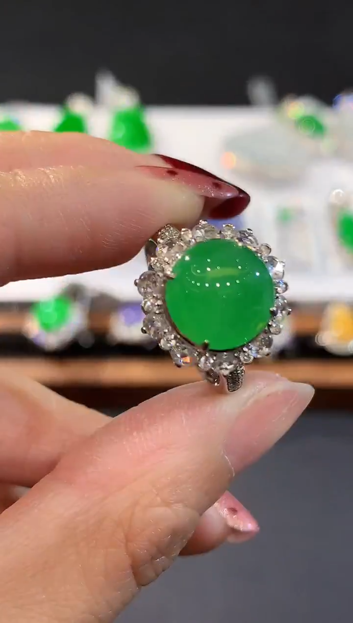 18K金镶嵌戒指翡翠多样性发其一