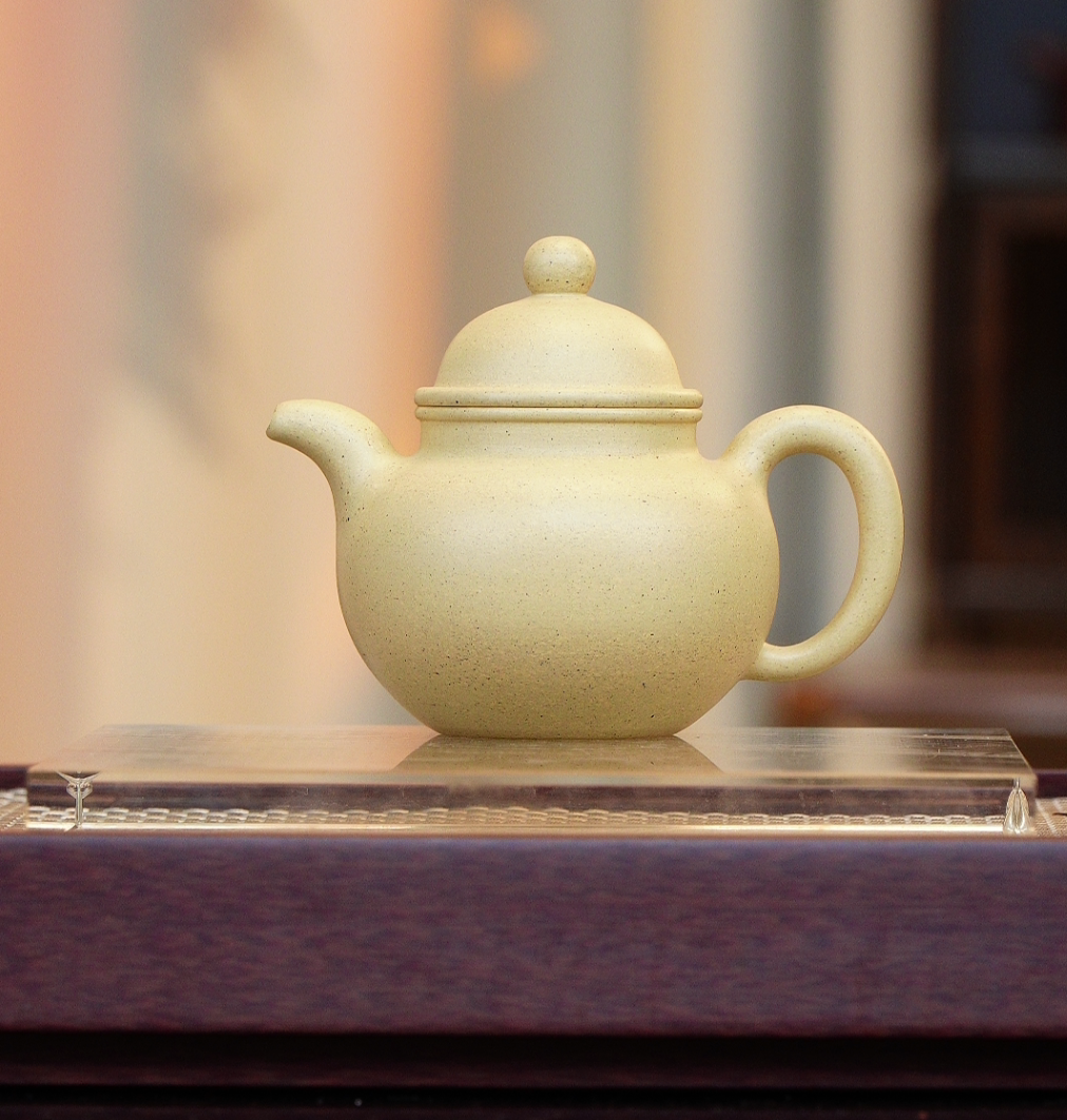 大水潭绿泥寿珍掇球240cc全手工紫砂壶