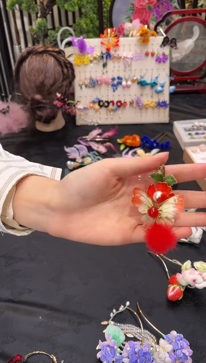 织绣玺**开非遗绒花苏绣饰品