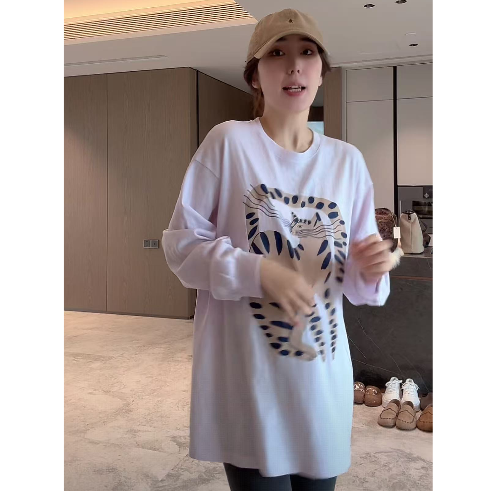 徐靖靖【花斑猫】打底T恤早秋简约百搭印花卫衣宽松显瘦上衣2509017