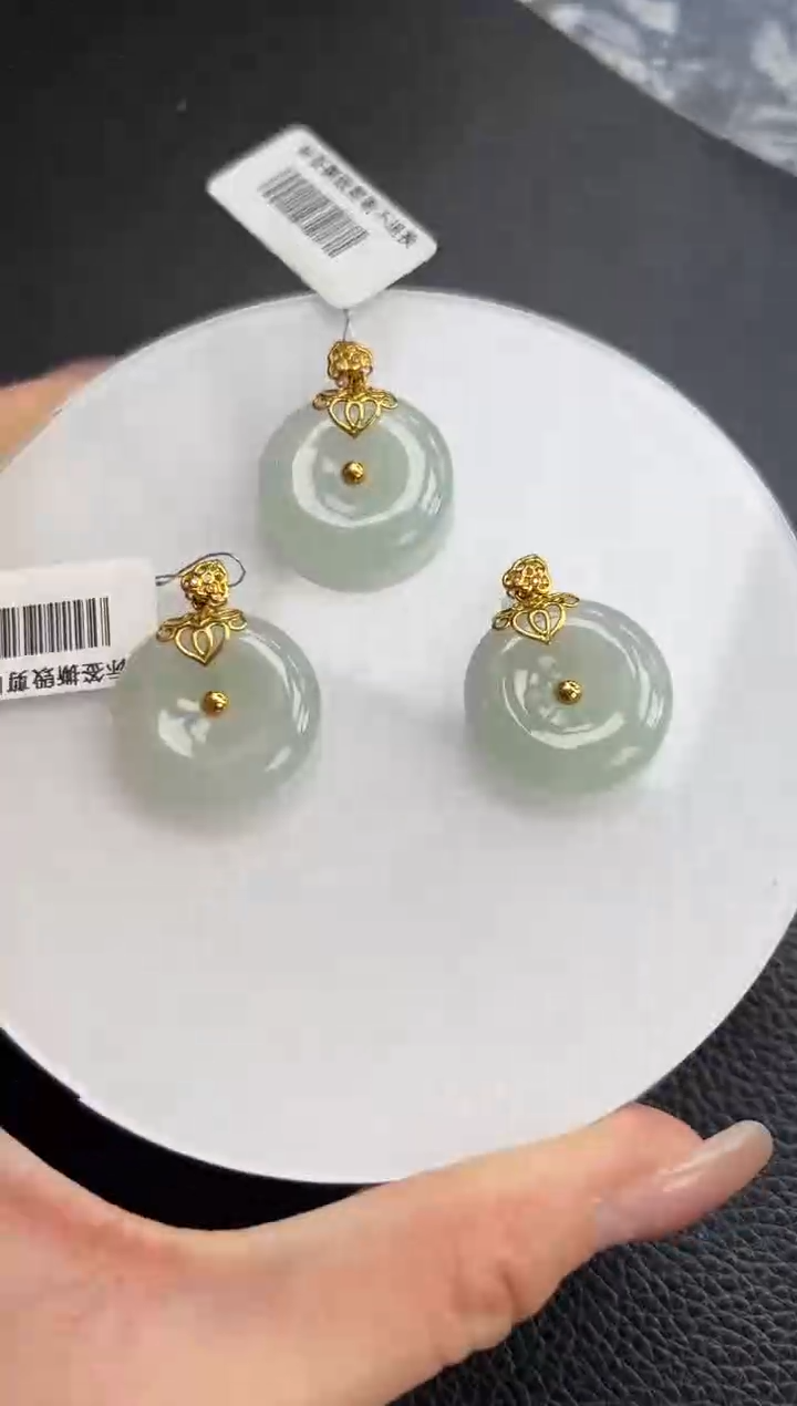 【闪购商品】翡翠颈饰18K金镶嵌平安扣多样性发一