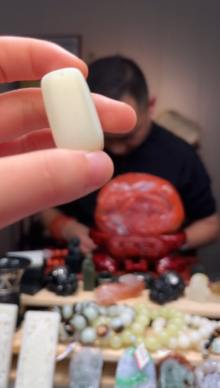 颈饰未镶嵌和田玉吊坠