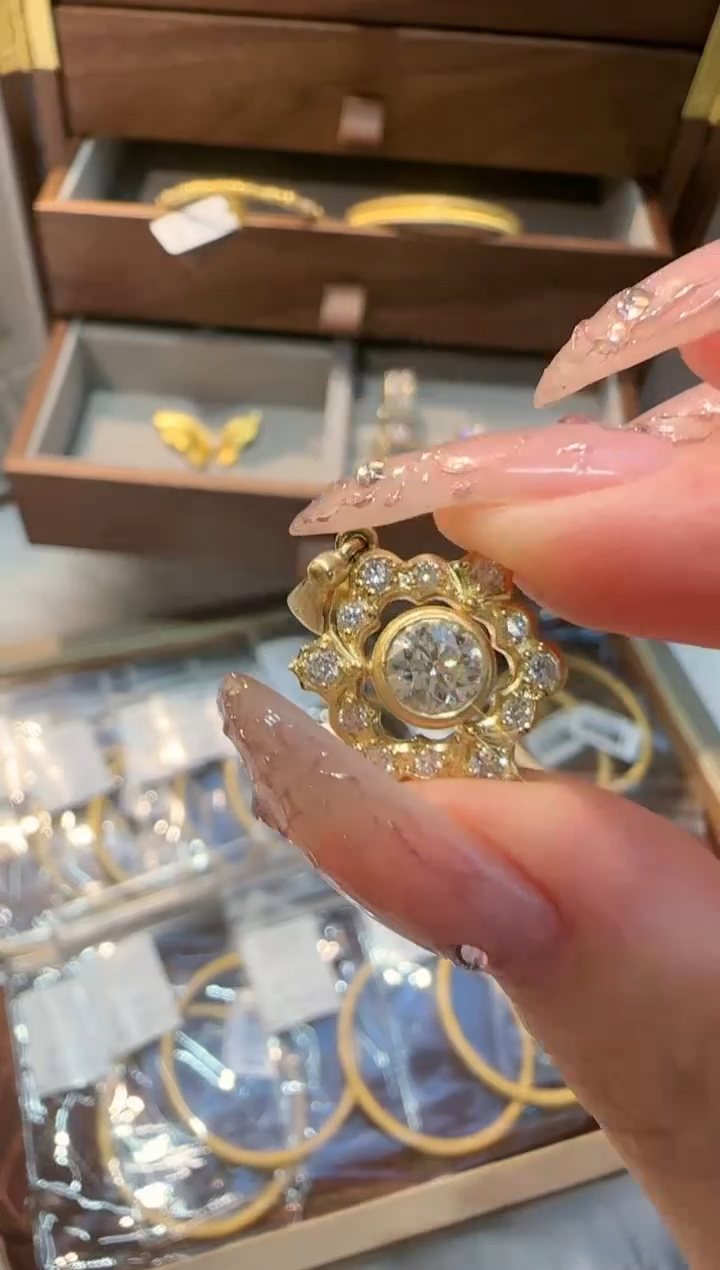 【闪购商品】钻石颈饰18K金镶嵌拉丝雪花吊坠