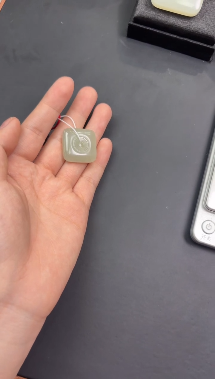 【闪购商品】和田玉吊坠(赠链)未镶嵌且末微色差近矿吊坠