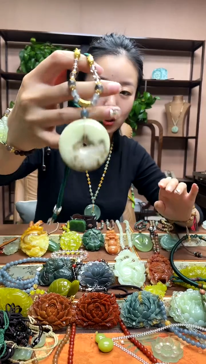 未镶嵌岫玉颈饰·