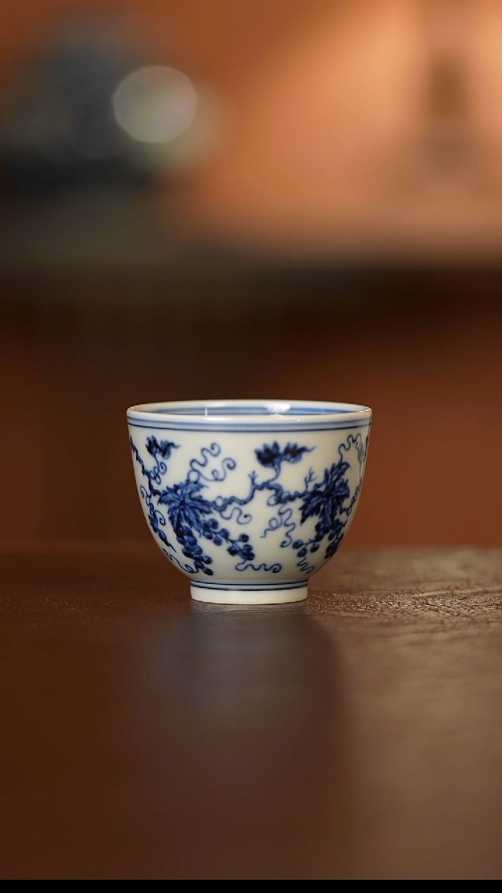 瓷舜瓷葡萄纹直口杯