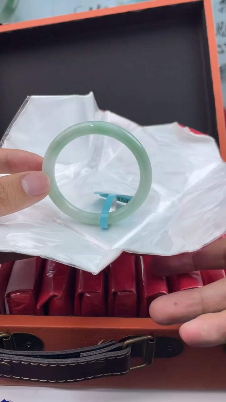 【闪购商品】翡翠手镯未镶嵌1翡翠手镯（微瑕）