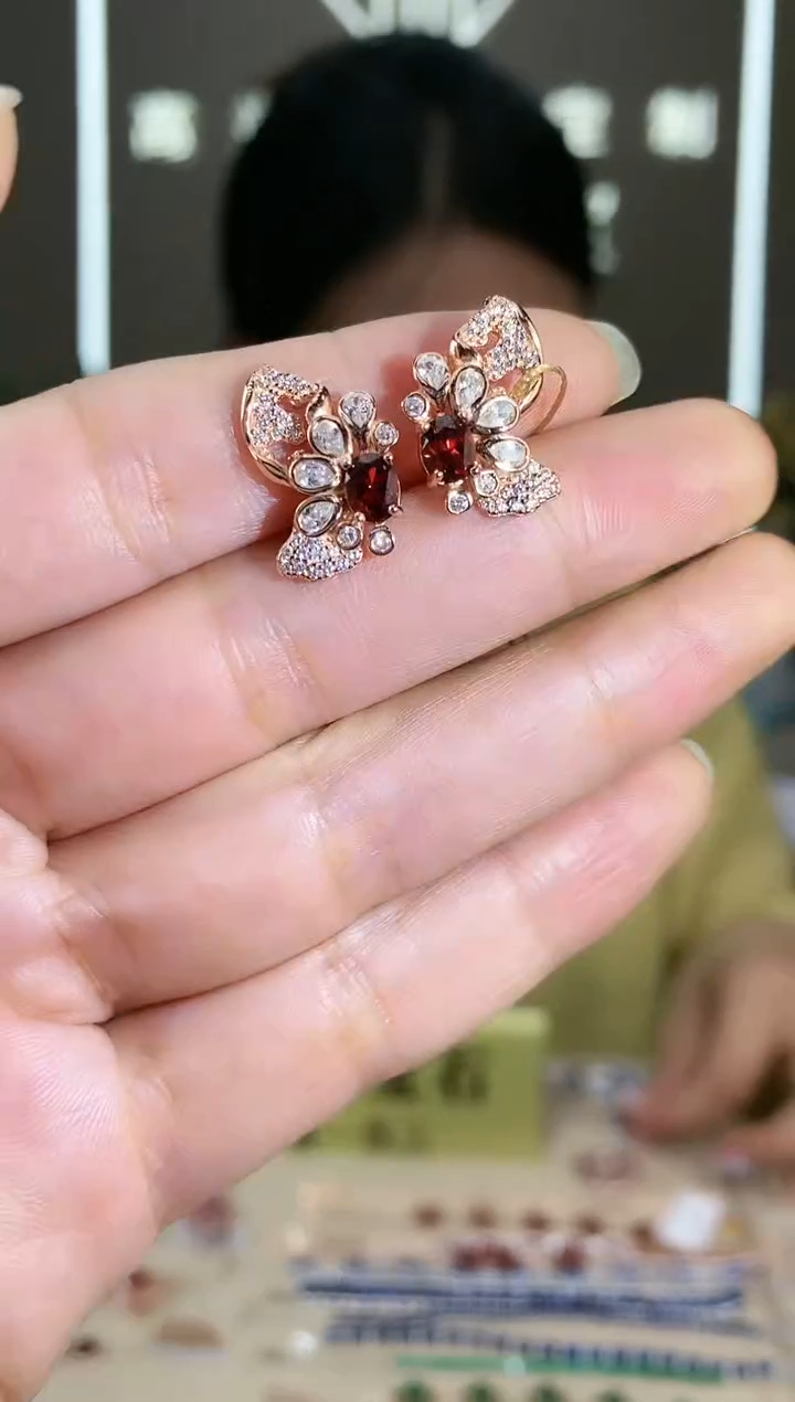 【闪购商品】石榴石耳饰银S925镶嵌耳饰