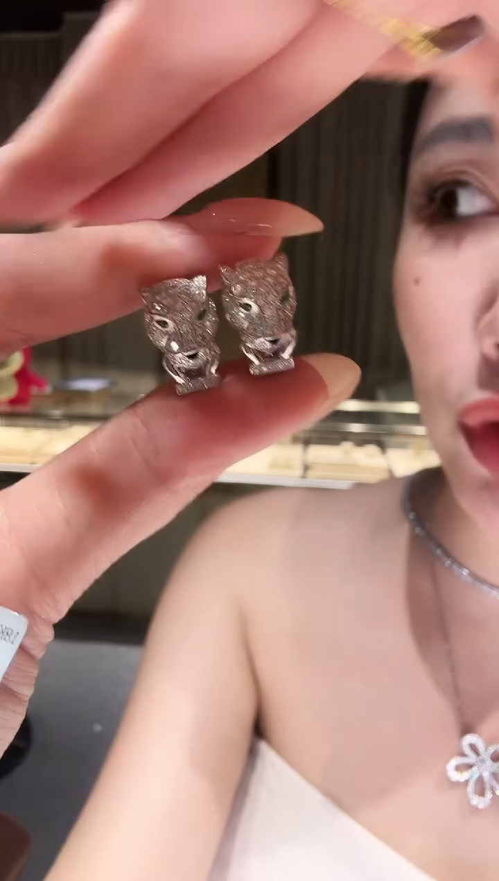 铂Pt950镶嵌耳饰钻石豹子