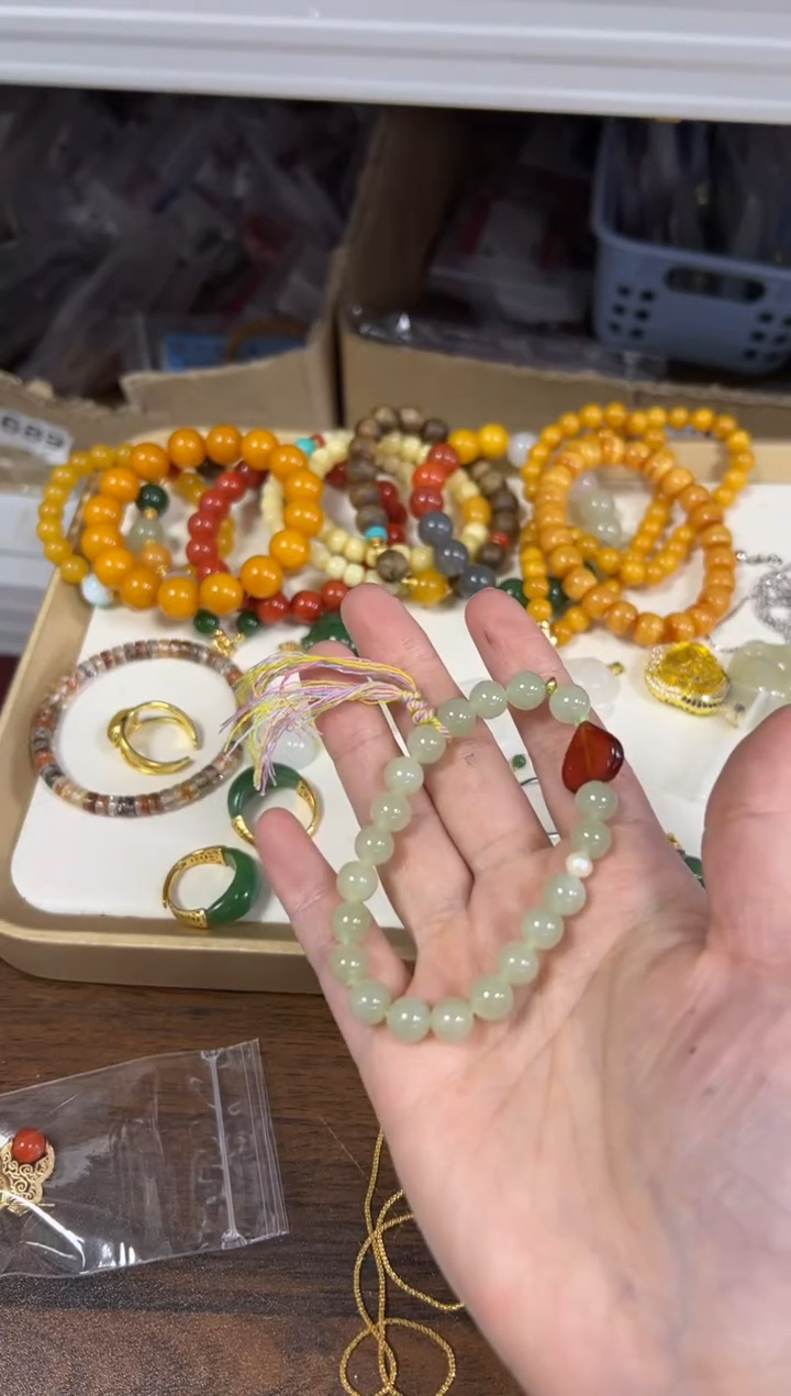 未镶嵌手链和田玉血珀屁桃和田蜂蜜水流苏款手链[0363]