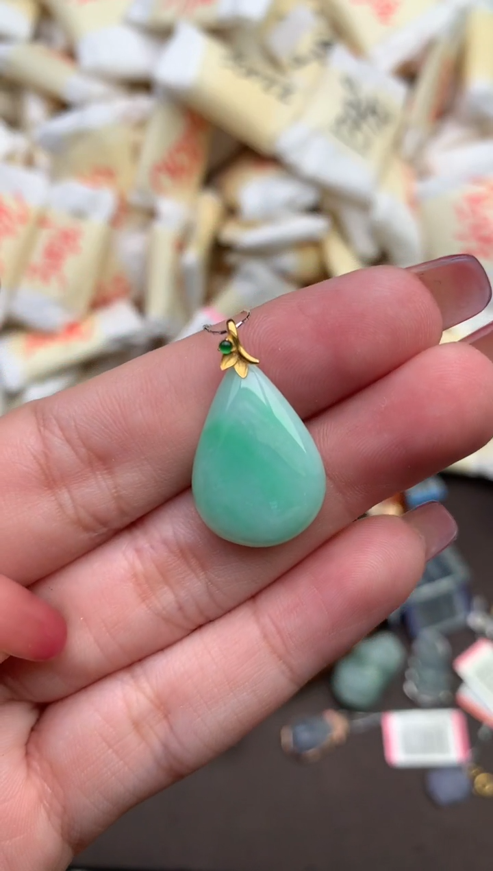 翡翠挂件18K金镶嵌 —