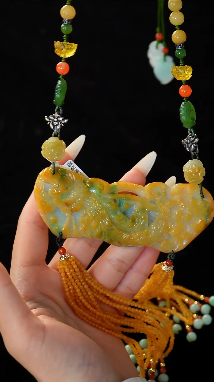 【闪购商品】翡翠颈饰未镶嵌特色黄加绿