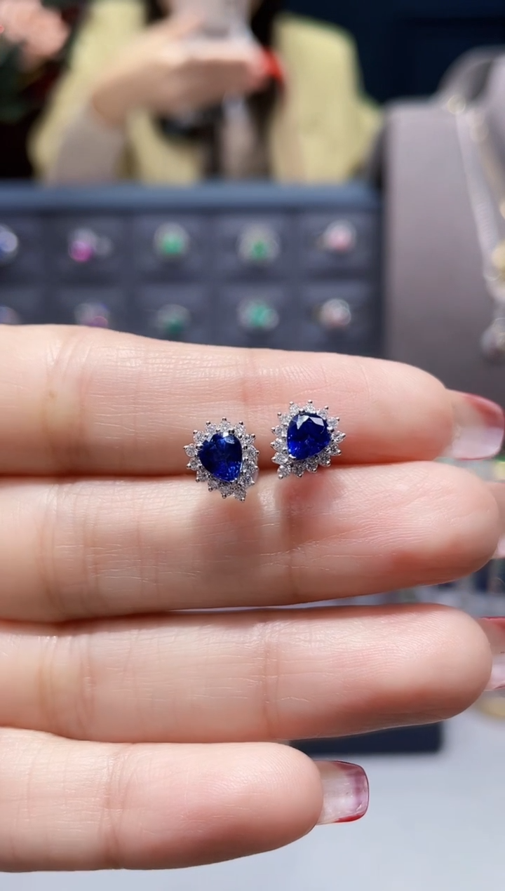 【闪购商品】蓝宝石耳钉18K金镶嵌1.12克拉