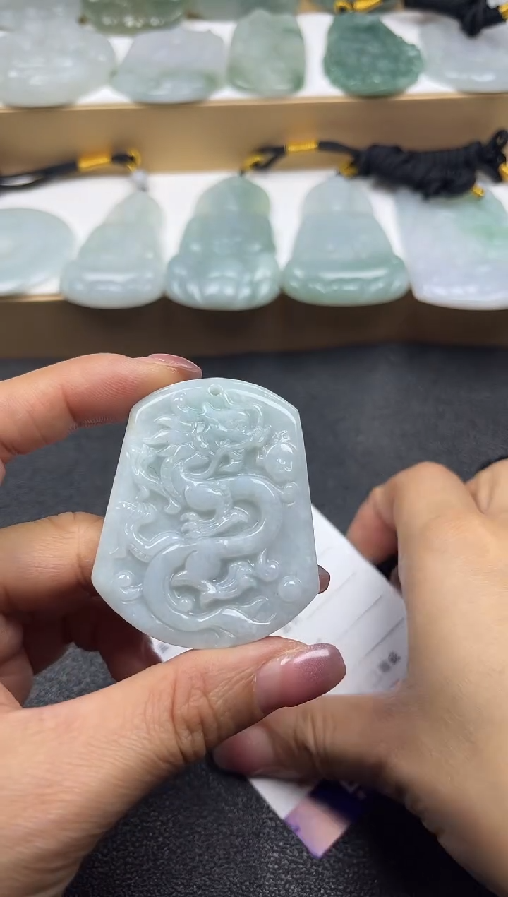 颈饰未镶嵌翡翠              