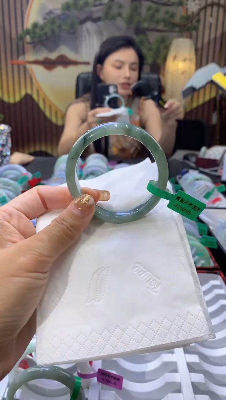 翡翠手镯未镶嵌多人05087