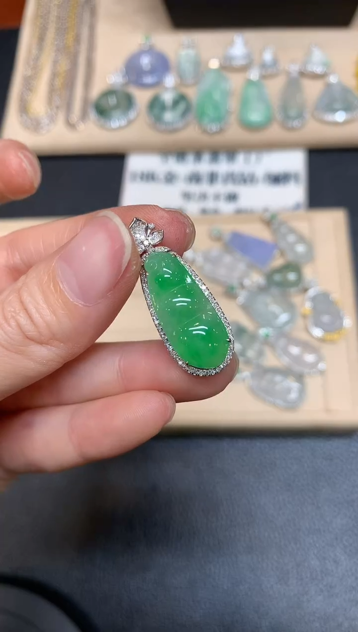 【闪购商品】翡翠颈饰18K金镶嵌福豆【无服务费