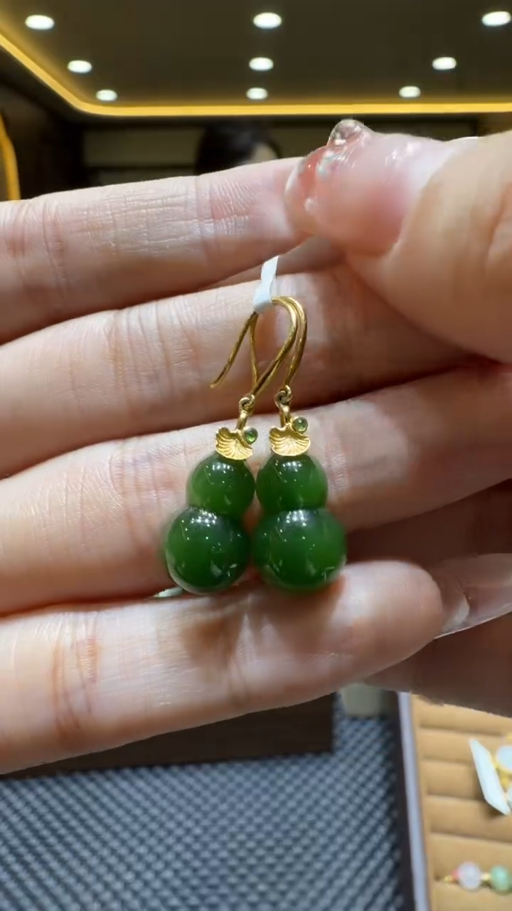 颈饰18K金镶嵌和田玉耳饰一对