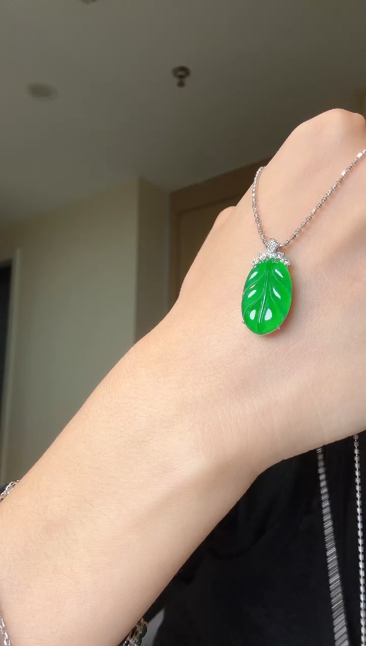 【闪购商品】翡翠吊坠(不含链)18K金镶嵌天然翡翠吊坠