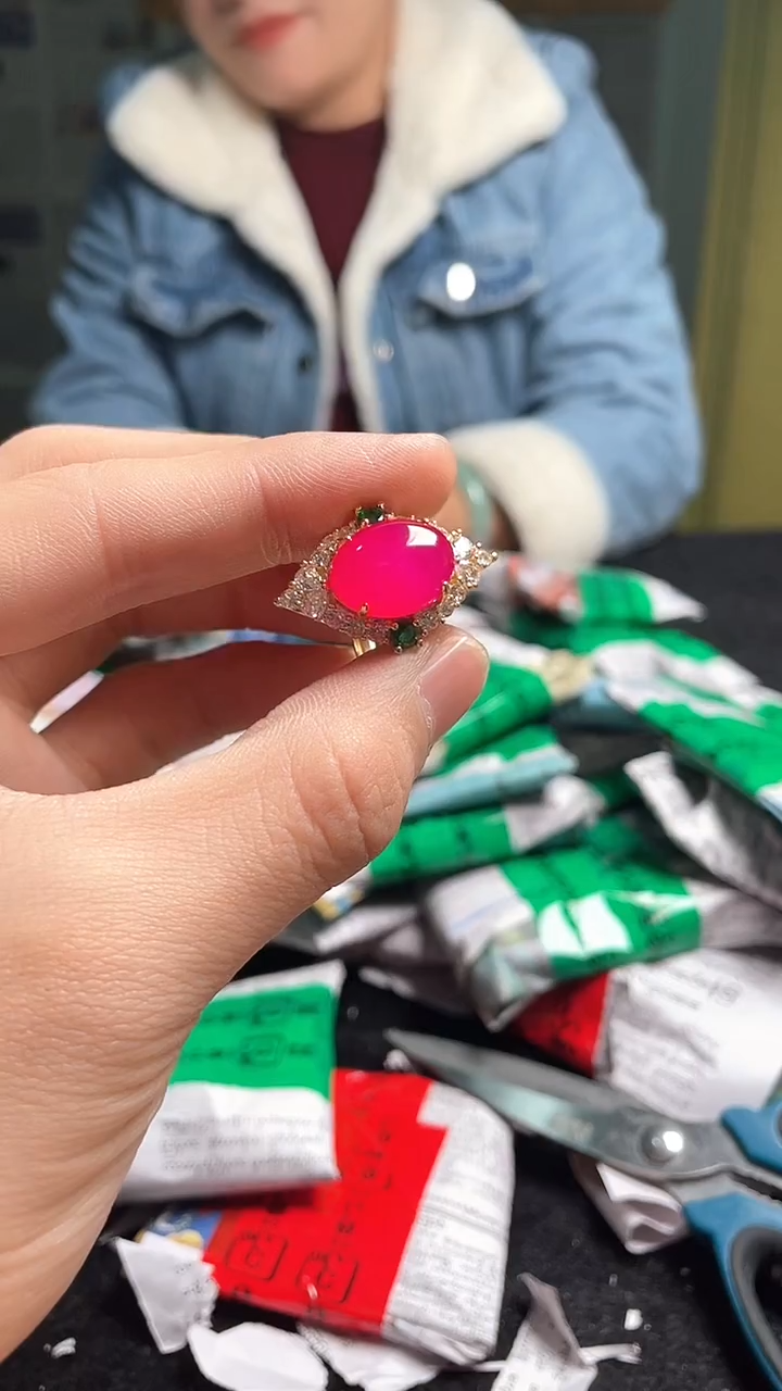 猛子收货精美玫红戒指