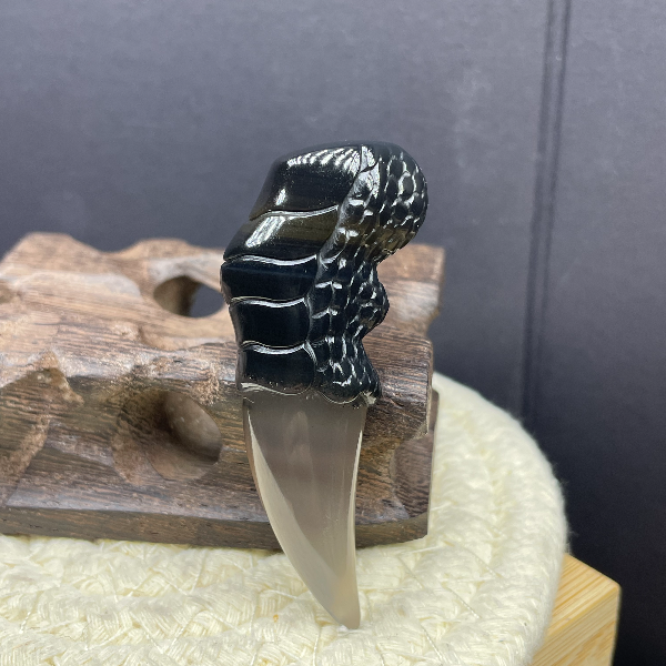 天然玛瑙手工俏色巧雕龙爪挂件