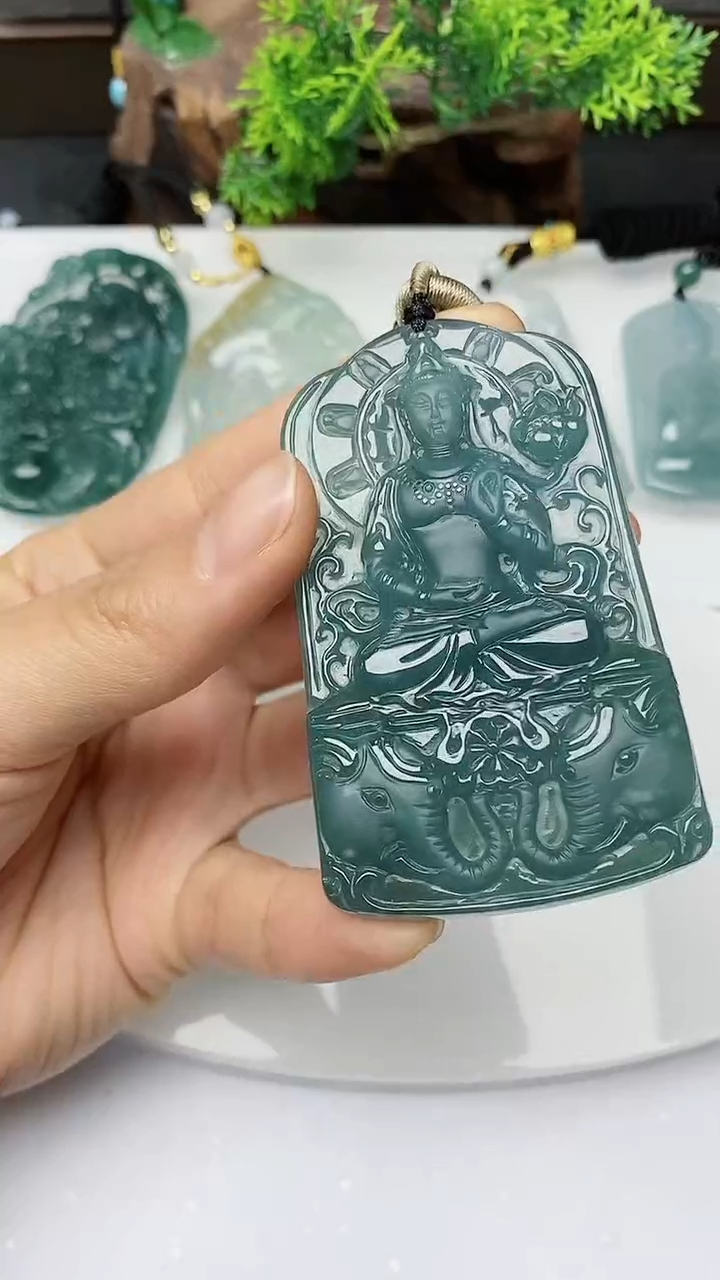 【闪购商品】翡翠颈饰未镶嵌        
