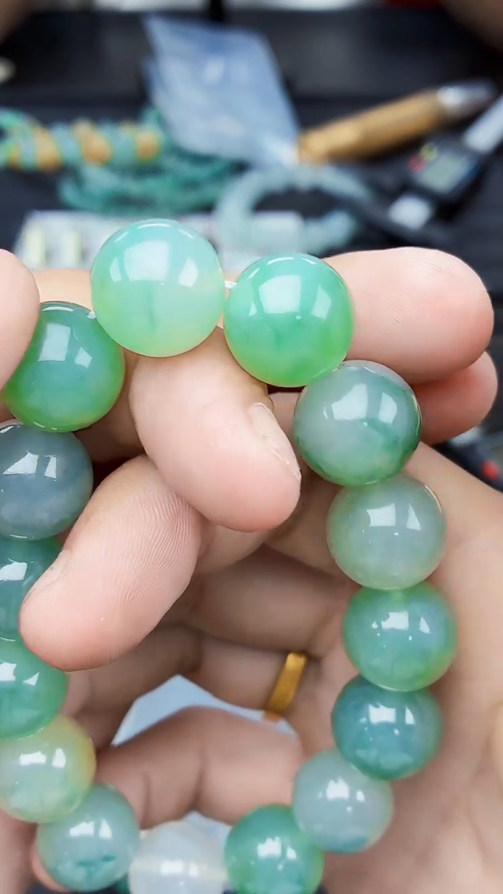 未镶嵌定制翡翠R****?毛货需精细抛光拍一发一（多样性发货）