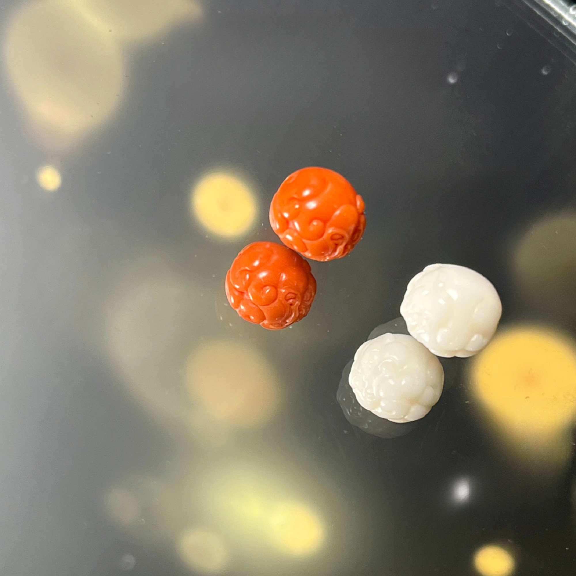 天然红珊瑚精雕雕刻“抱抱兽”对珠配饰9.5mm*8.8mm