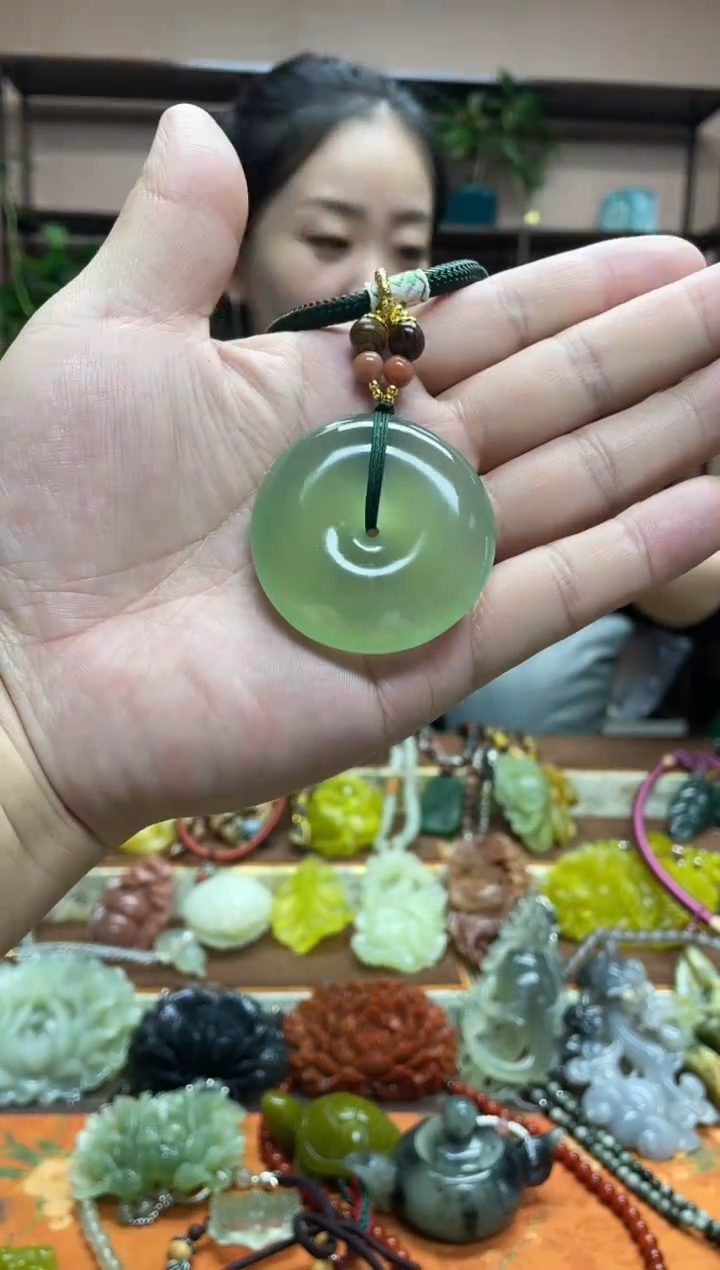 未镶嵌岫玉吊坠多样性发货发其中之一