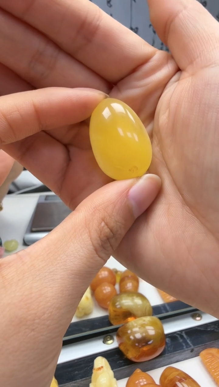 裸石琥珀未镶嵌如图