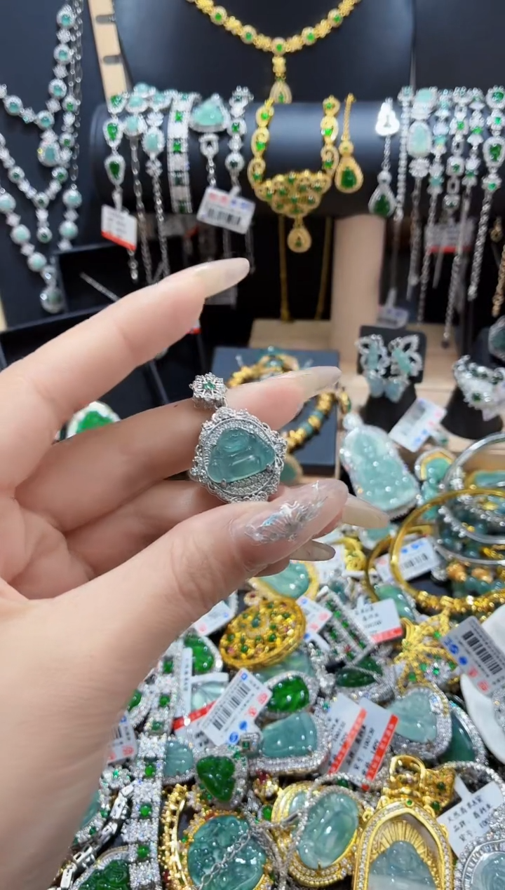 翡翠未镶嵌颈饰天然翡翠a货 多样性发其一