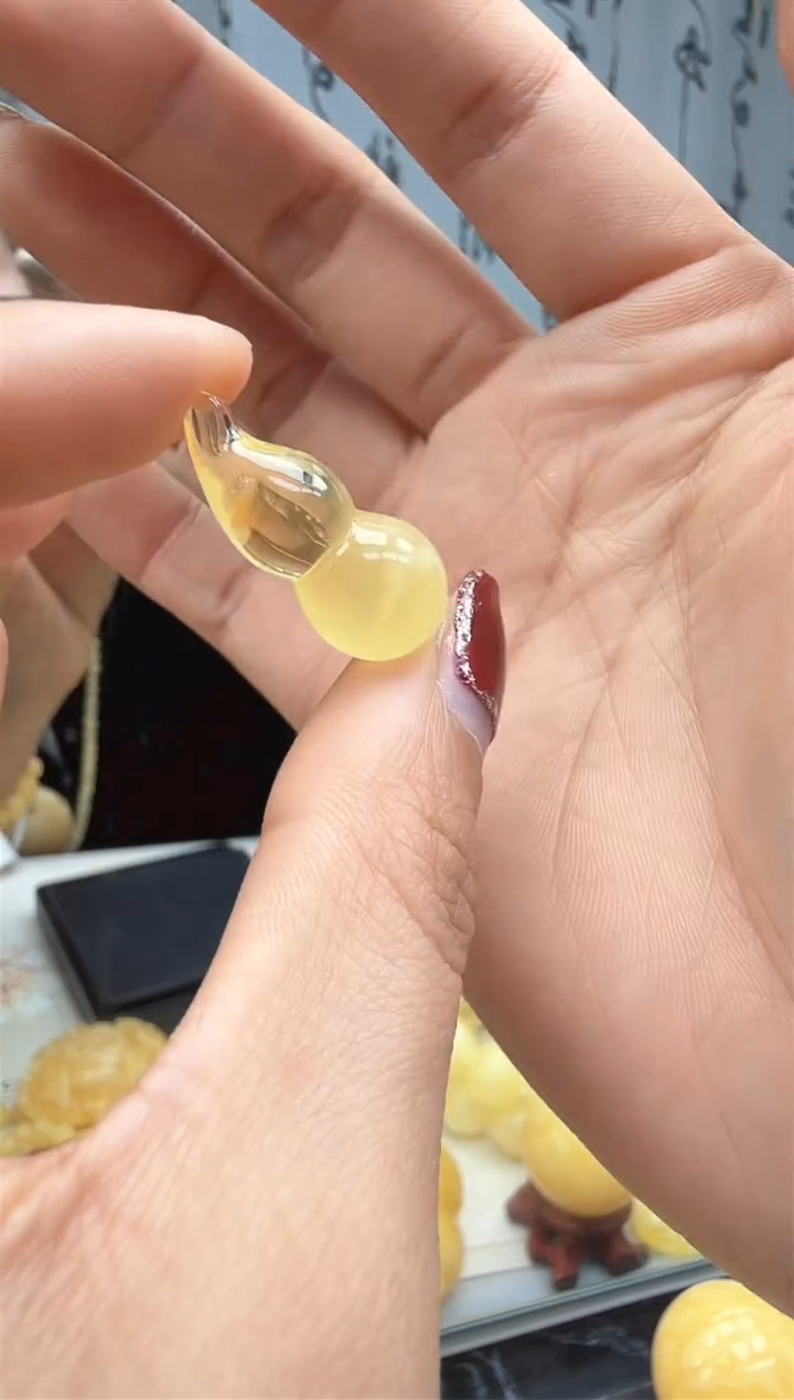 【闪购商品】琥珀裸石未镶嵌葫芦