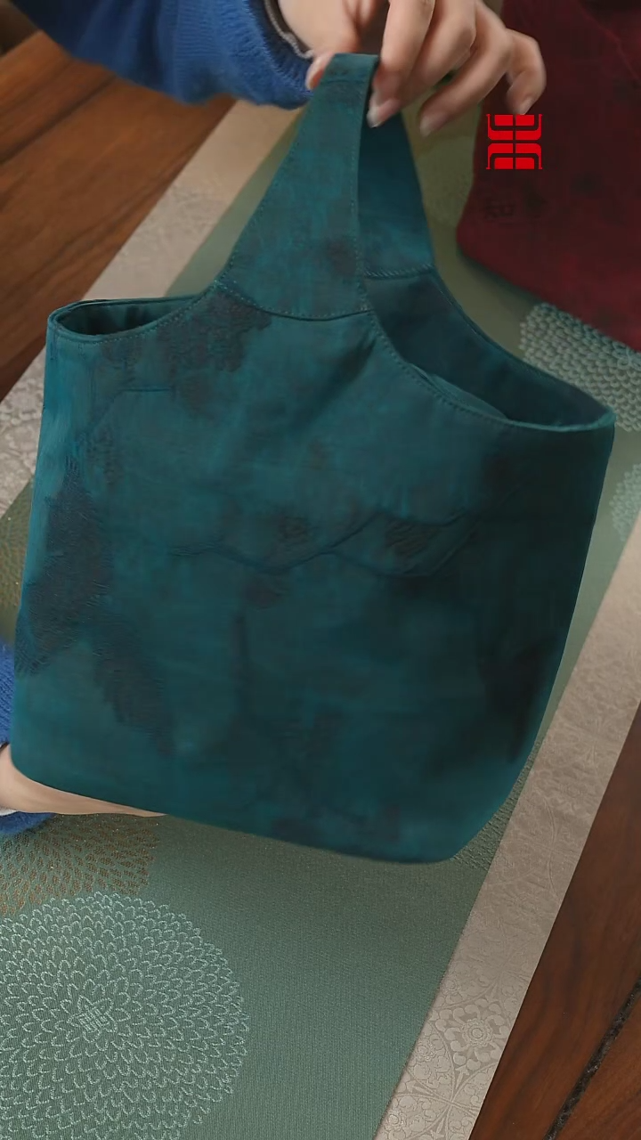 【闪购商品】提篮茶事包··········