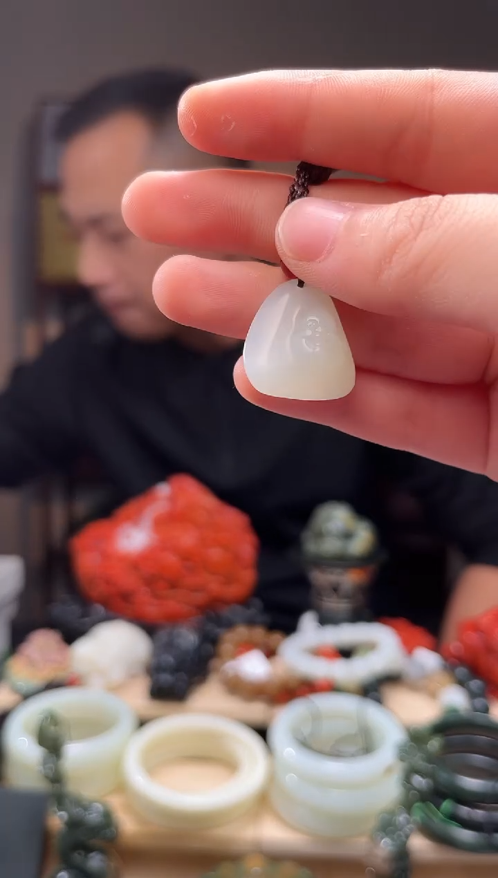 颈饰未镶嵌和田玉吊坠