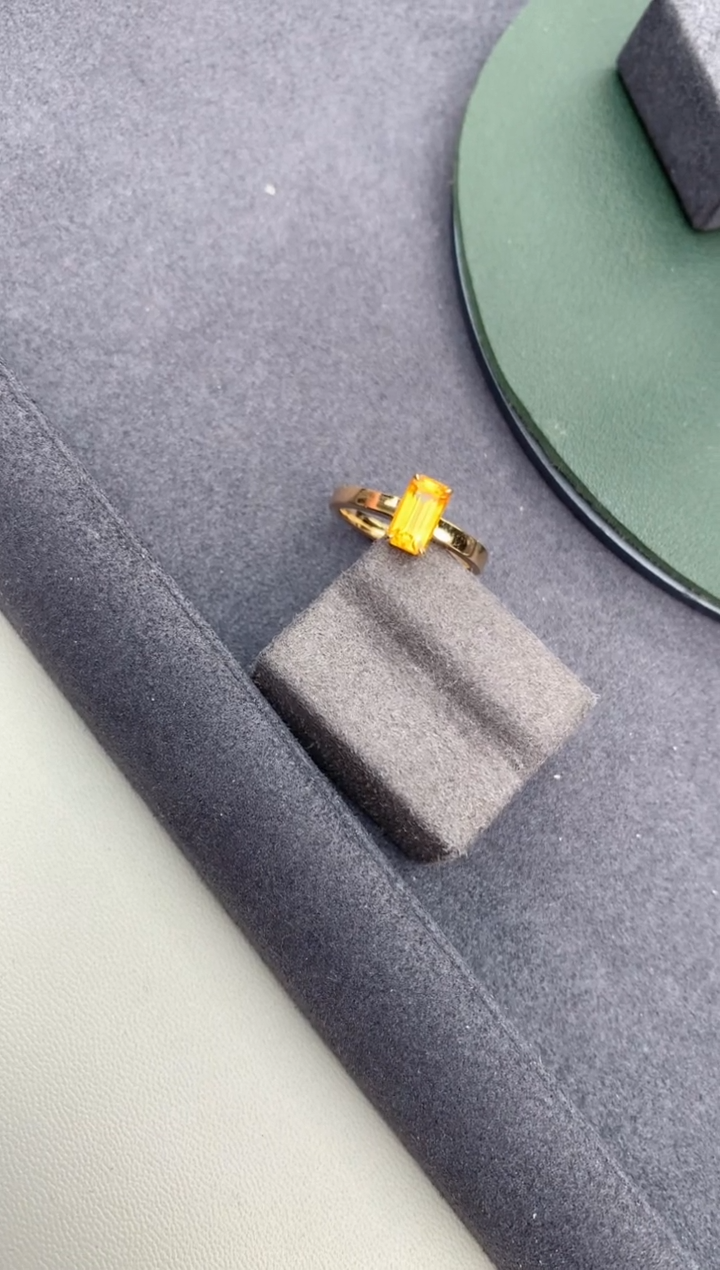 【闪购商品】彩色蓝宝石戒指18K金镶嵌1.5ct黄蓝宝戒指