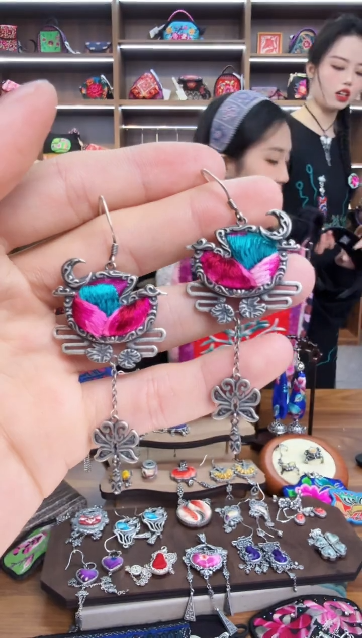 【闪购商品】织绣33蒙阿苏苗绣传承