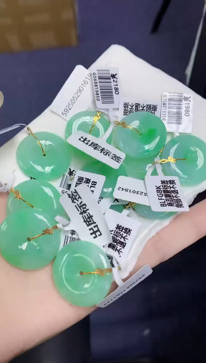 翡翠18K金镶嵌颈饰天然缅甸翡翠A货多样性发其一