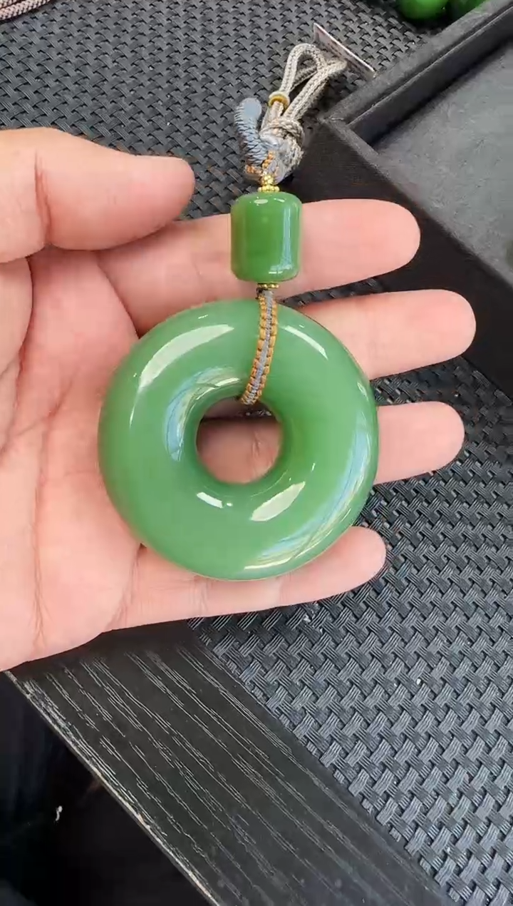 和田玉未镶嵌颈饰粉绿平安扣约97克