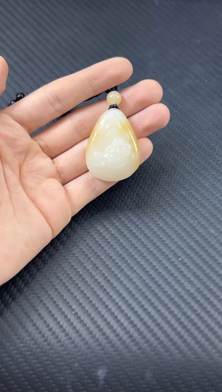 和田玉未镶嵌吊坠(赠链)且末金山微色差吊坠