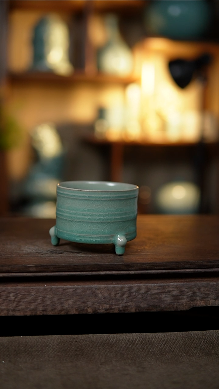 【闪购商品】杯仿古绿釉三足樽瑕025