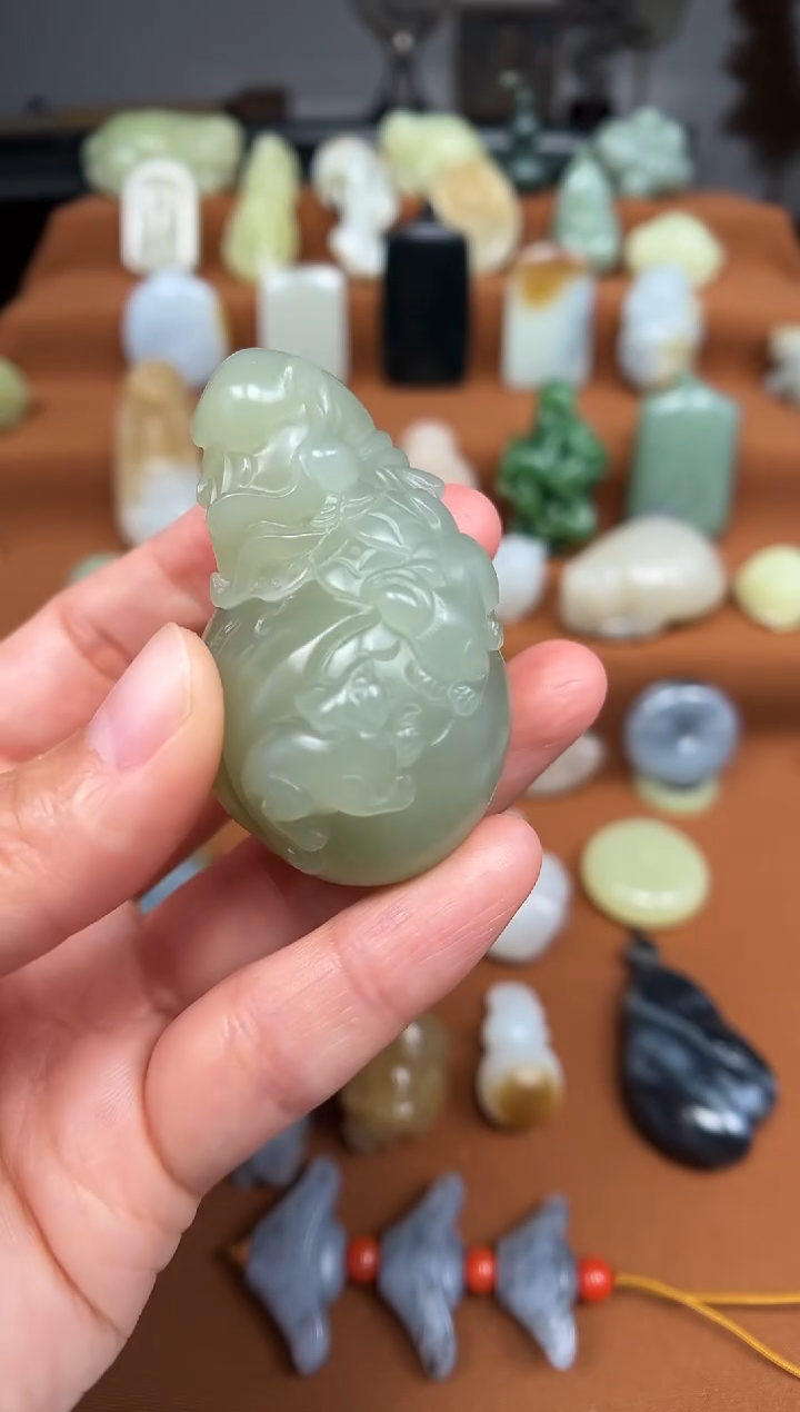 和田玉未镶嵌颈饰鼠