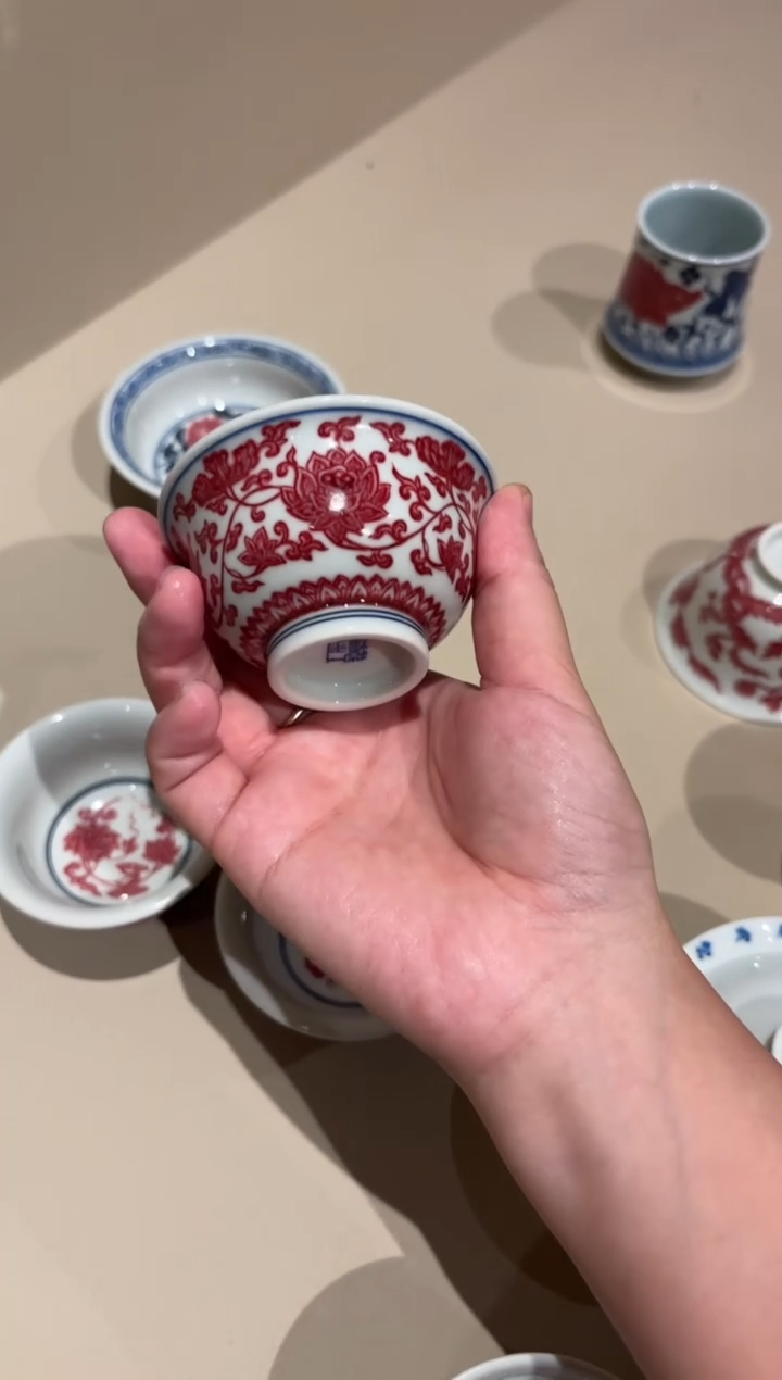 不****孩定向釉里红杯